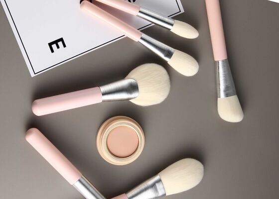 Vonira Beauty ラグジュアリーファンブラシ（ヴィーガン、クルエルティフリーのTaklon合成毛、リサイクル可能な白樺の木製ハンドル付き） - 手作りパウダーブロンザーブラシ